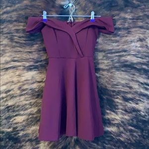 Flattering maroon mini dress 💜❤️